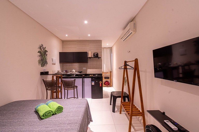 Novo e Mobiliado c/ Cozinha + Estacionamento + ArCond, 100M
