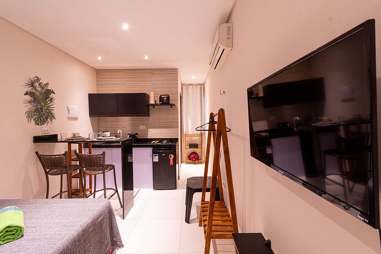 Novo e Mobiliado c/ Cozinha + Estacionamento + ArCond, 100M