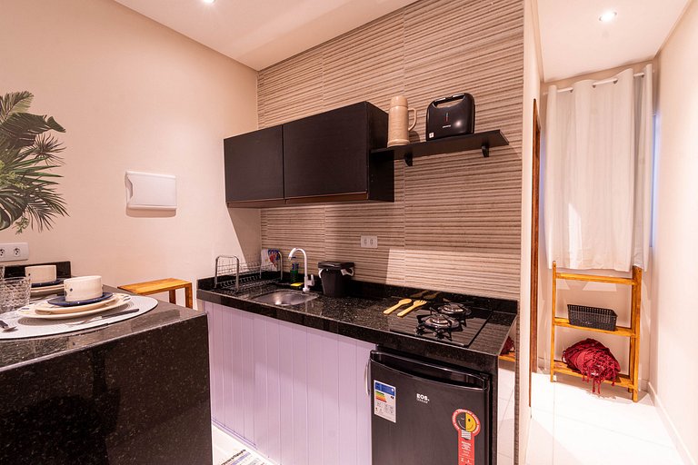 Novo e Mobiliado c/ Cozinha + Estacionamento + ArCond, 100M